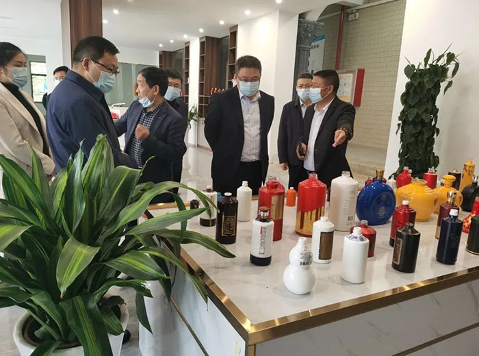 茅臺(tái)集團(tuán)黨委委員、副總經(jīng)理吳浩軍及播州區(qū)委書記陳松等領(lǐng)導(dǎo)一行蒞臨首創(chuàng)公司參觀指導(dǎo)工作